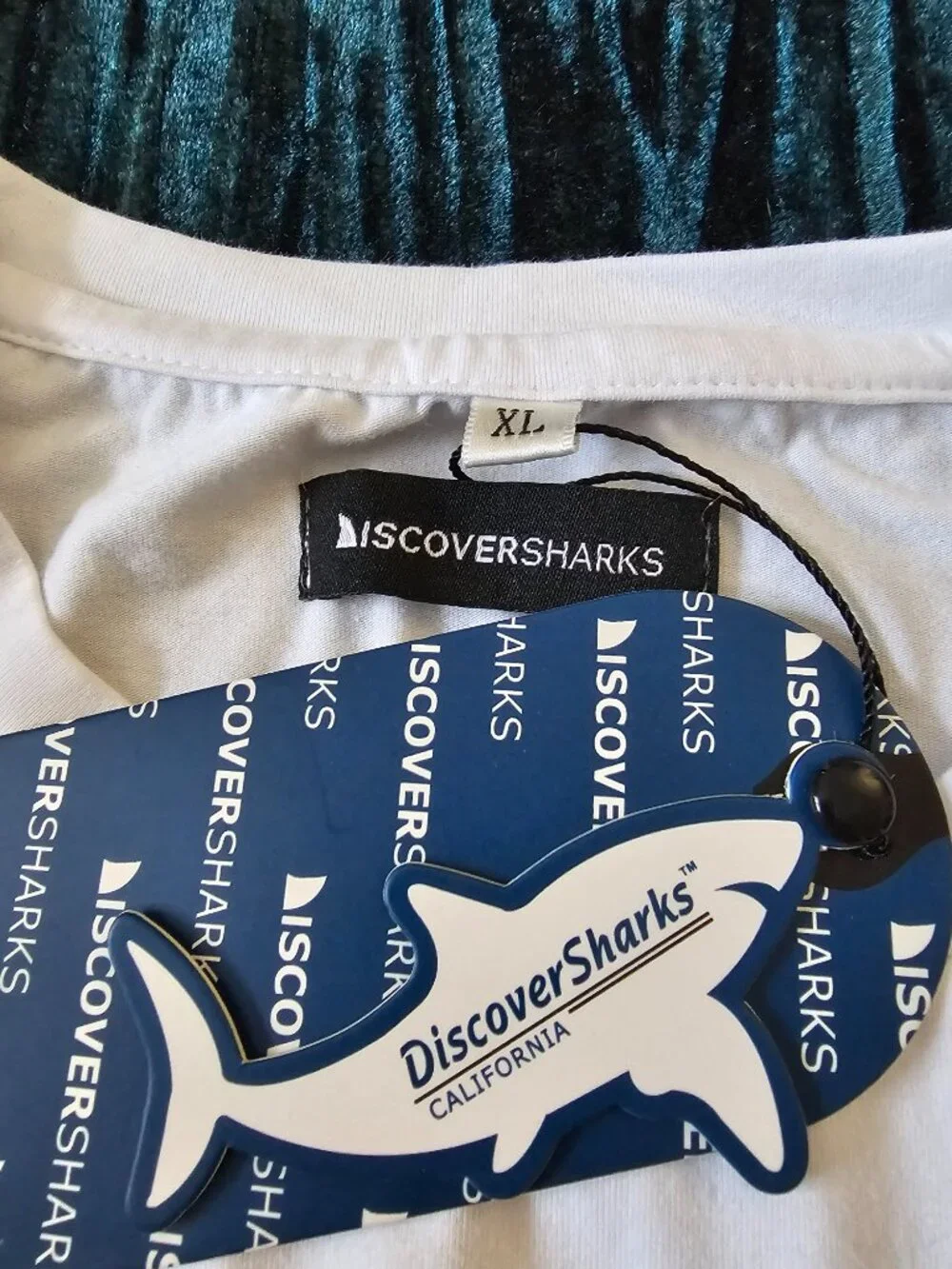 Discover shark shirt XL - Picture 3 of 3